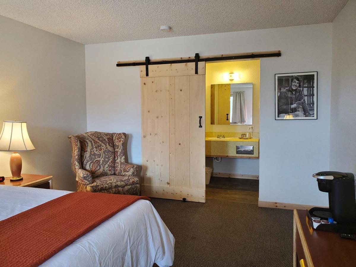 Warden Inn Deer Lodge Dış mekan fotoğraf