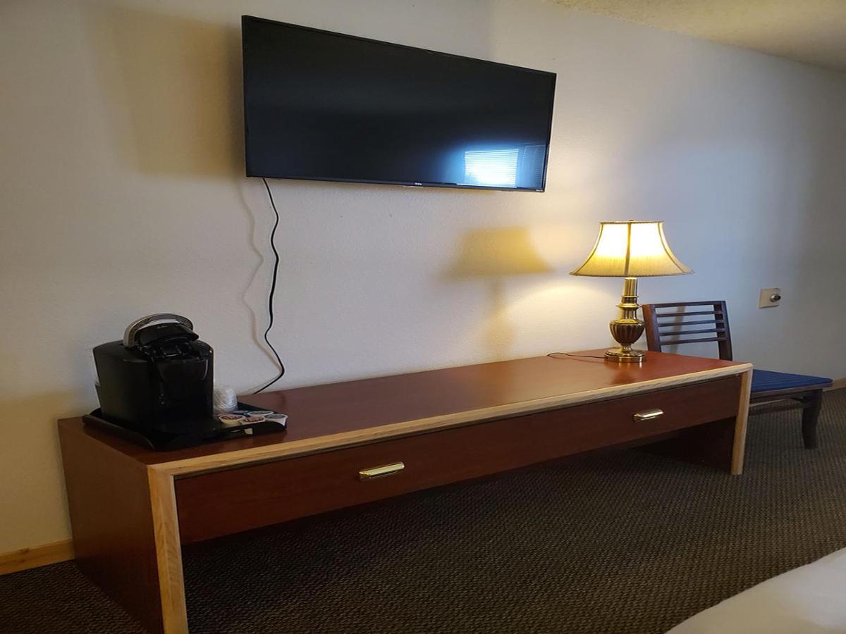 Warden Inn Deer Lodge Dış mekan fotoğraf