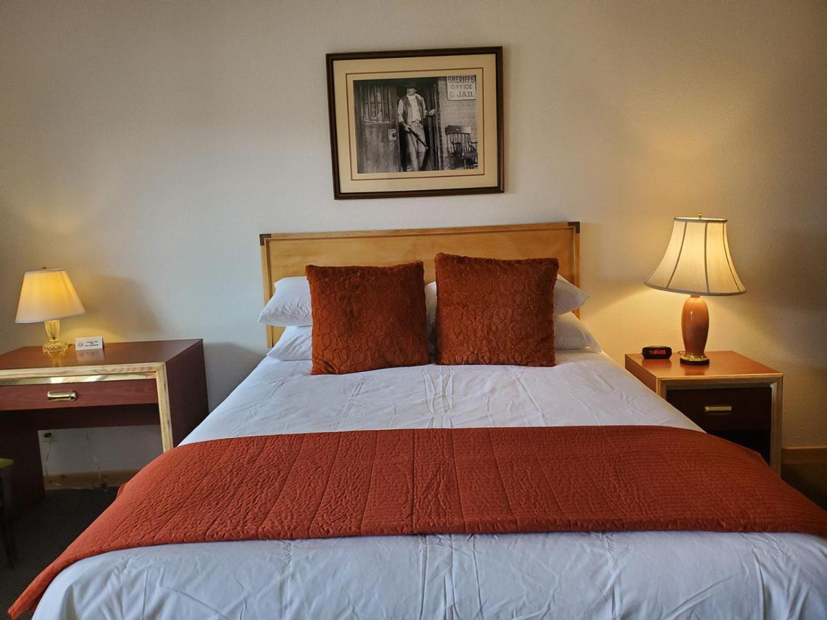 Warden Inn Deer Lodge Dış mekan fotoğraf